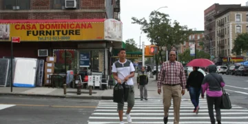 Dominicanos en Nueva York muestran reocupación por anuncio revisarán 55 millones titulares de visas