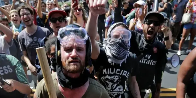 Qué es Antifa, el grupo de extrema izquierda enfrentado a los supremacistas blancos en EE.UU. y al que Trump quiere declarar como «terrorista»