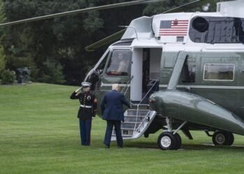 EEUU acusa a un hombre de apuntar con puntero láser al helicóptero de Trump