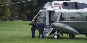 EEUU acusa a un hombre de apuntar con puntero láser al helicóptero de Trump