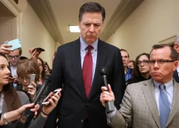 El Departamento de Justicia de EE.UU. imputa al exdirector del FBI James Comey, quien investigó a Trump por supuestos vínculos con Rusia