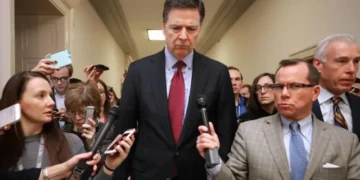 El Departamento de Justicia de EE.UU. imputa al exdirector del FBI James Comey, quien investigó a Trump por supuestos vínculos con Rusia