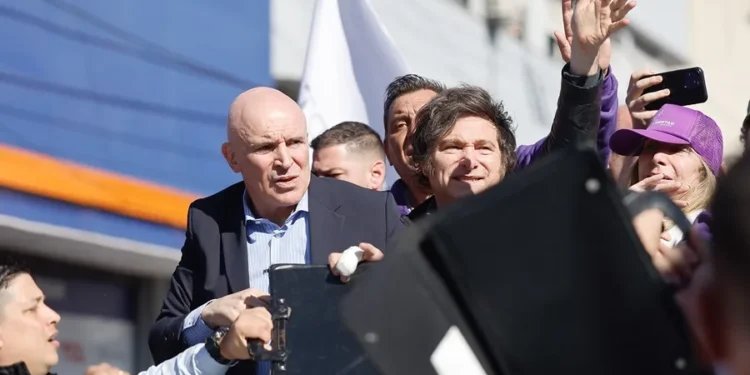 Seis de cada diez argentinos desaprueba la gestión de Milei, según una encuesta