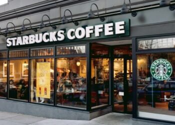 Starbucks anuncia cierres y despidos como parte de un plan para revivir la cadena de cafés