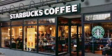 Starbucks anuncia cierres y despidos como parte de un plan para revivir la cadena de cafés