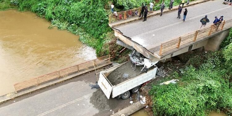 Colapso de puente en Monte Plata pudo ser tragedia mayor: cientos de niños lo cruzan cada día