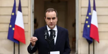 El primer ministro francés presenta su dimisión a Macron pocas horas después de nombrar a su Gobierno/Video