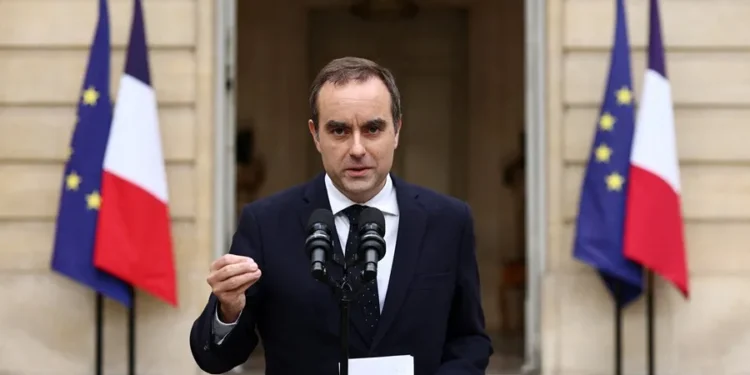 El primer ministro francés presenta su dimisión a Macron pocas horas después de nombrar a su Gobierno/Video