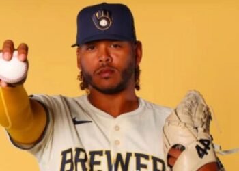 Freddy Peralta, optimista para enfrentar hoy a los Dodgers