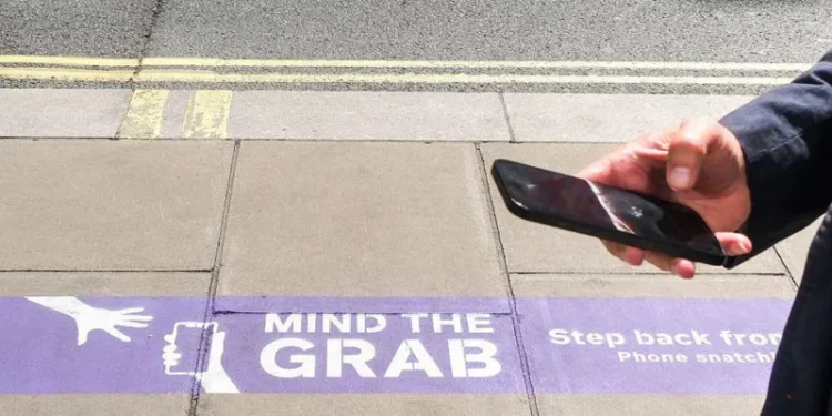 Cómo un iPhone condujo a la policía hasta una banda sospechosa de enviar a China 40.000 teléfonos robados en Reino Unido