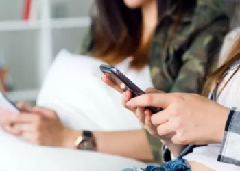 Bill Gates alerta sobre el impacto de los celulares en la mente de los jóvenes