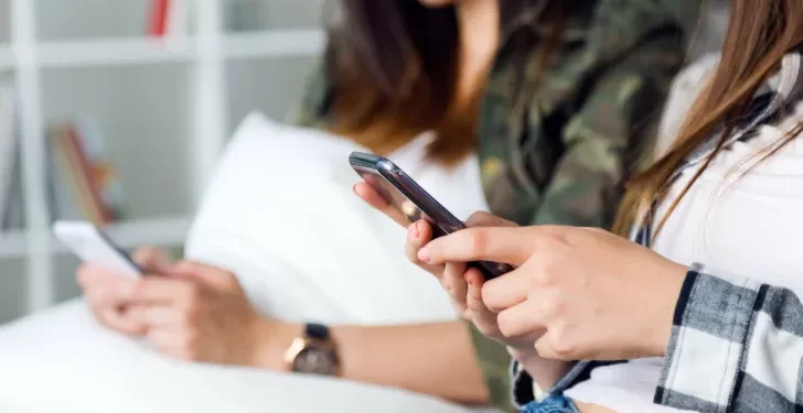 Bill Gates alerta sobre el impacto de los celulares en la mente de los jóvenes