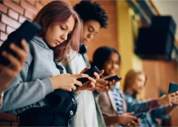 Jóvenes desconectados: la crisis de atención, memoria y vínculos en la era digital