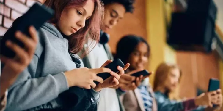 Jóvenes desconectados: la crisis de atención, memoria y vínculos en la era digital