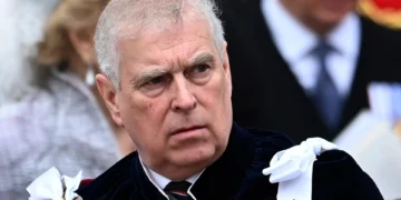 La Policía británica entra en escena en la caída sin fin del todavía príncipe Andrés