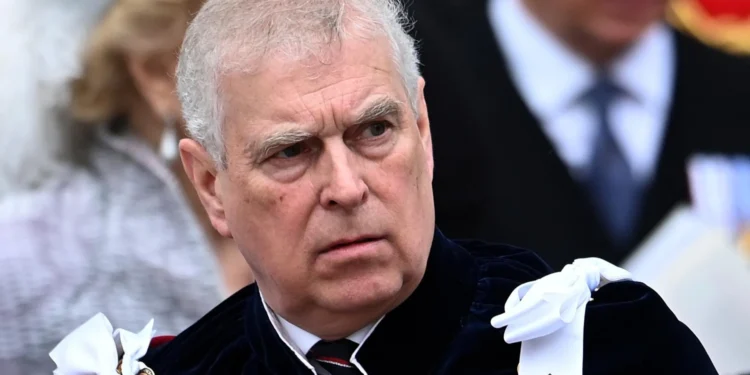 La Policía británica entra en escena en la caída sin fin del todavía príncipe Andrés