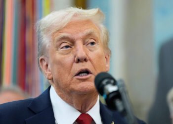 Trump dice hay una oportunidad de firmar la paz con Irán pero primero hay que «resolver» Rusia