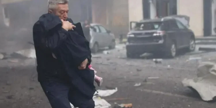 Los «héroes de Járkov» que rescataron a 48 niños de un jardín de infantes que fue atacado por drones rusos en Ucrania