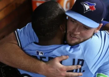 Yesavage, Guerrero jr. y Schneider colocan a Toronto a un triunfo de la corona