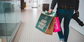 Jiang Xueqin, profesor de la Universidad de Yale: “Compramos cosas que no necesitamos con dinero que no tenemos para impresionar a gente que ni siquiera nos gusta”