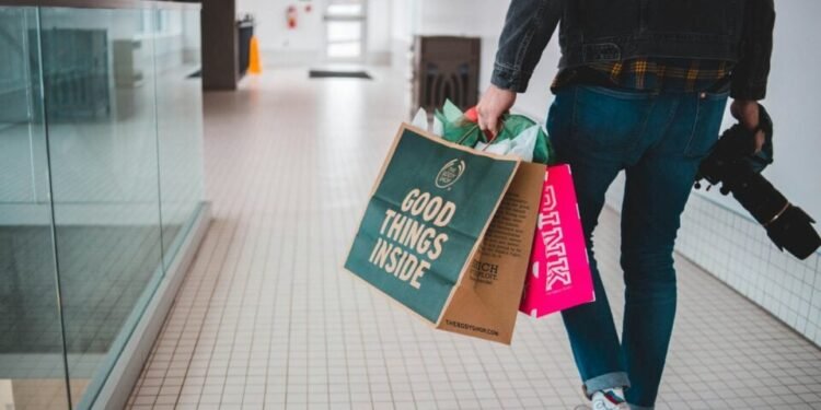 Jiang Xueqin, profesor de la Universidad de Yale: “Compramos cosas que no necesitamos con dinero que no tenemos para impresionar a gente que ni siquiera nos gusta”