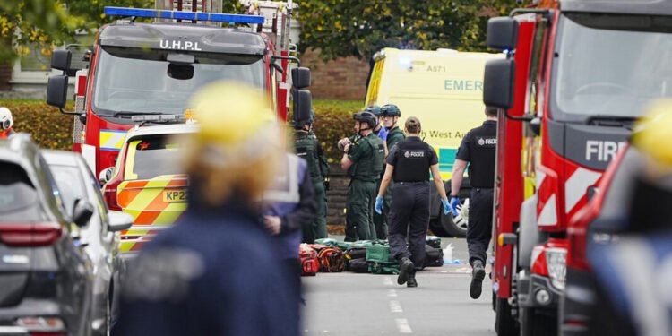 Ataque con cuchillo y atropello de multitud cerca de una sinagoga en el Reino Unido