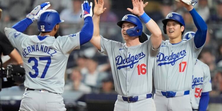 Ohtani y Hernández guían a Dodgers a victoria sobre Reds, al comenzar serie de comodines