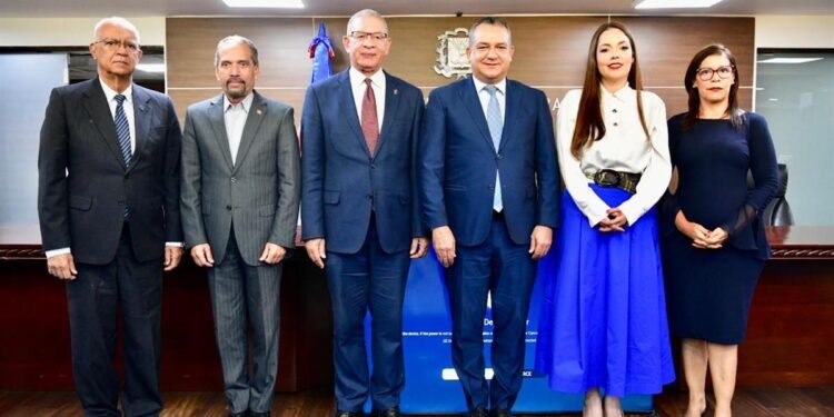 JCE incorpora en nueva Cédula símbolos patrios tras aval del Instituto Duartiano y la Comisión Permanente de Efemérides Patrias