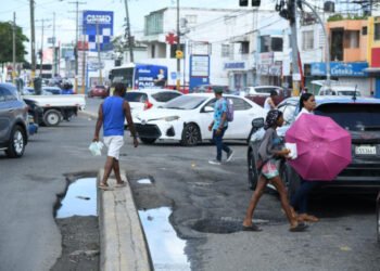 Hoyos se multiplican en vías públicas de la capital y ponen a las personas en peligro