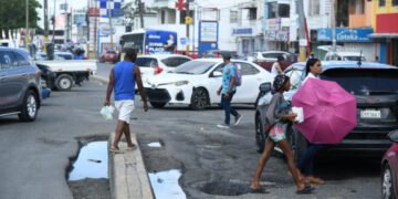 Hoyos se multiplican en vías públicas de la capital y ponen a las personas en peligro