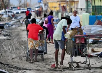 Buscando cualquier cosa para comer por las calles: la desesperación en Jamaica tras la devastación causada por el huracán Melissa