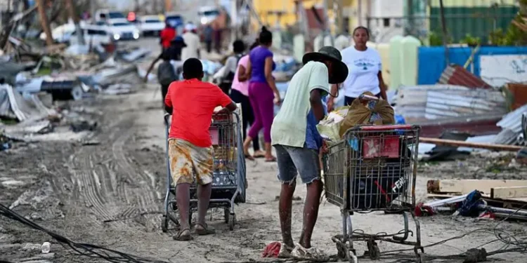 Buscando cualquier cosa para comer por las calles: la desesperación en Jamaica tras la devastación causada por el huracán Melissa