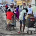 Buscando cualquier cosa para comer por las calles: la desesperación en Jamaica tras la devastación causada por el huracán Melissa
