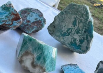 País ha exportado más de 291 mil libras de larimar este año