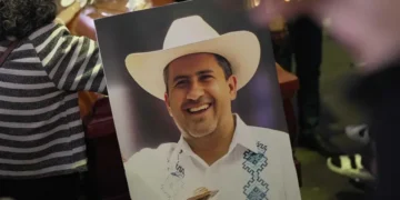 Quién era Carlos Manzo, el alcalde asesinado en México que le había pedido al gobierno de Sheinbaum apoyo para enfrentar al crimen organizado