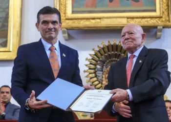 Rodrigo Paz recibe su credencial como presidente de Bolivia y llama a la «concertación»