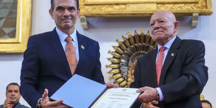 Rodrigo Paz recibe su credencial como presidente de Bolivia y llama a la «concertación»