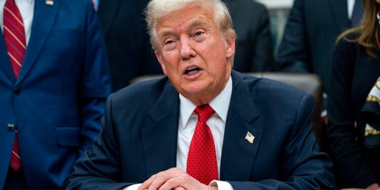 Trump tacha de «corrupta» a la BBC y asegura que está obligado a demandarla por difamación