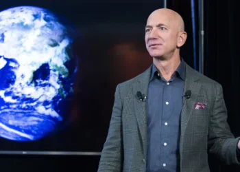 Jeff Bezos busca construir centros de datos en el espacio con su empresa Blue Origin