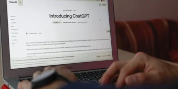 OpenAI niega su responsabilidad en el suicidio de un joven tras interactuar con ChatGPT