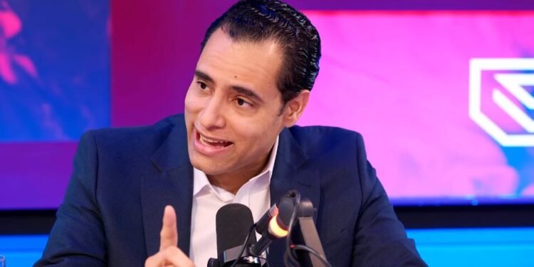 De repente Juan Ariel se mueve