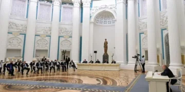 Cómo logra Putin mantener la lealtad de los oligarcas rusos a pesar de las millonarias sanciones de Occidente