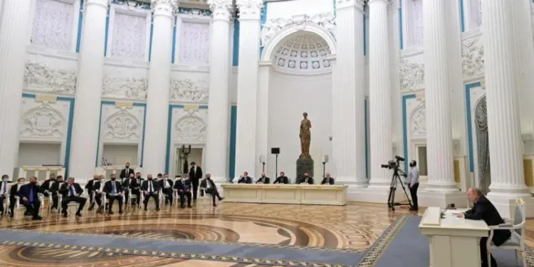 Cómo logra Putin mantener la lealtad de los oligarcas rusos a pesar de las millonarias sanciones de Occidente