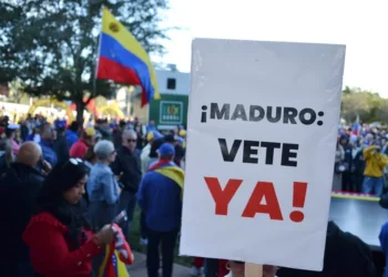 Liberar a Venezuela sí, pero el petróleo es del país, dice a Trump la diáspora en Miami, EE.UU.
