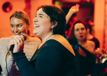 Los sorprendentes beneficios que cantar tiene para la salud respaldados por la ciencia