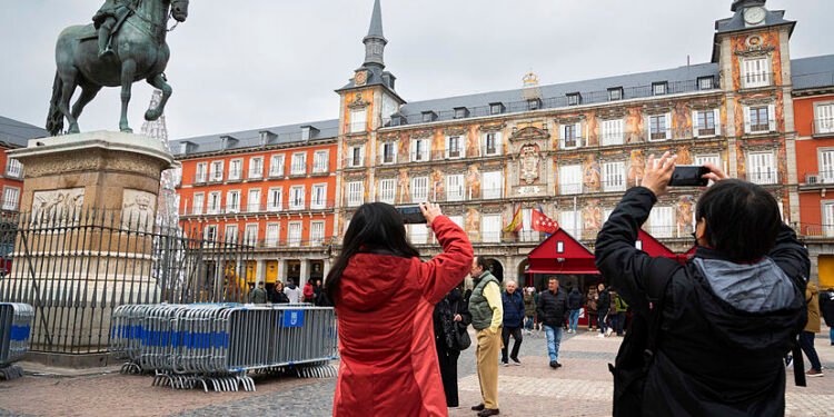 España bate su récord histórico de turistas internacionales en 2025