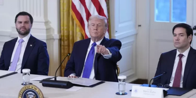 Trump firma orden ejecutiva para proteger los ingresos por la venta de petróleo venezolano