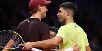 Alcaraz se impone a Sinner en la exhibición de Corea