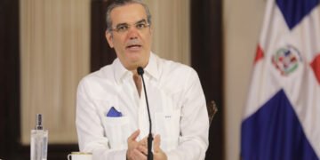 Abinader lanza advertencia a Aerodom por demoras en obras del AILA