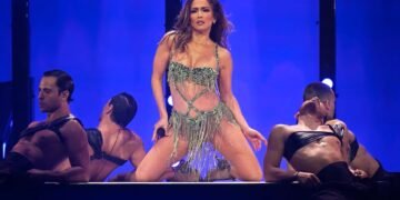 Jennifer López responde a quienes la critican por vestir “demasiado sexy”